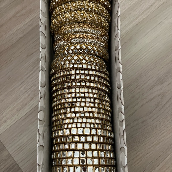 Set of Bangles in various sizes. 50 Quantity - Picture 4 of 6